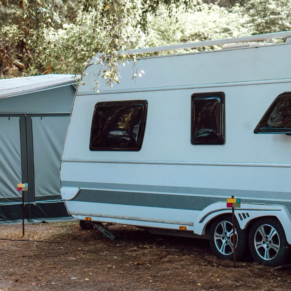 Wohnwagen mit zwei Achsen auf dem Campingplatz