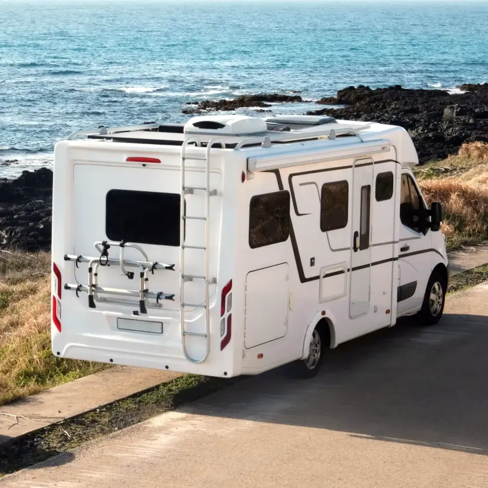 zweichsiges Wohnmobil an der Mittelmeerküste