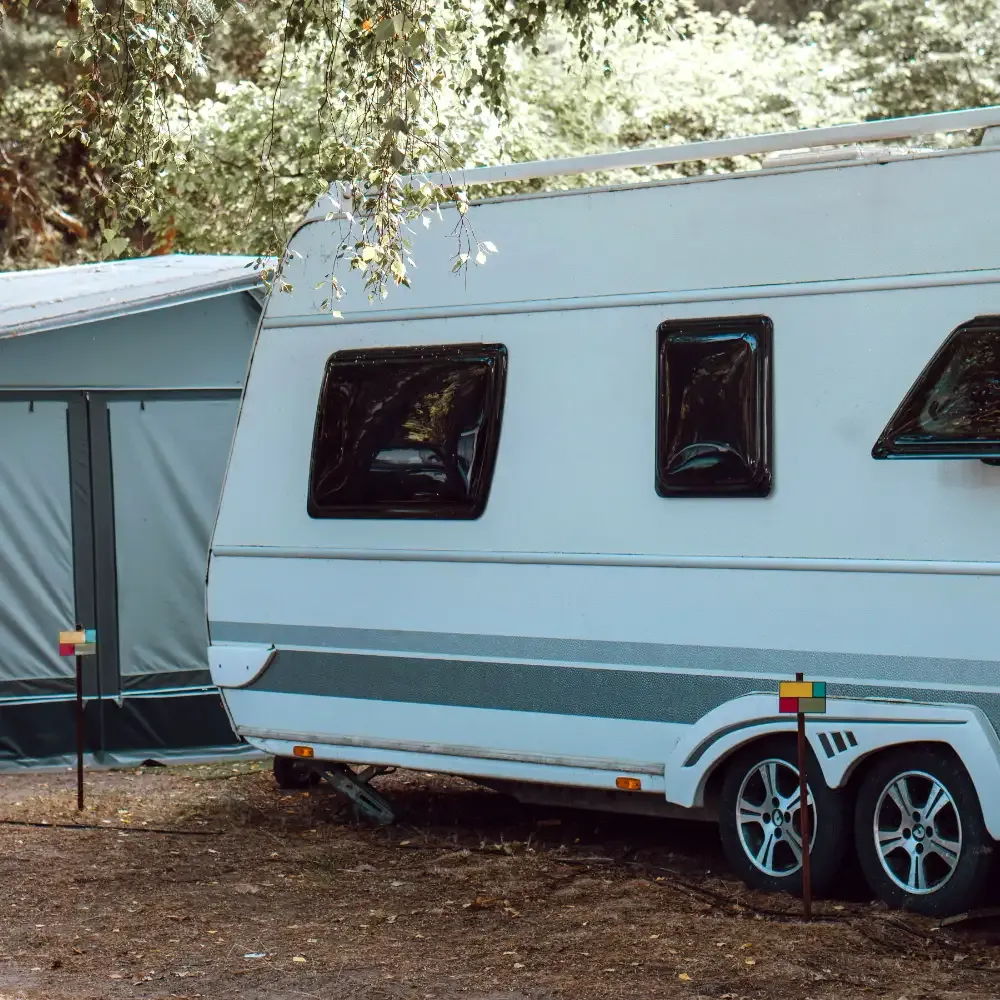 Wohnwagen mit zwei Achsen auf dem Campingplatz